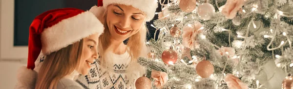 Mutter Und Tochter Schmücken Den Weihnachtsbaum — Stockfoto