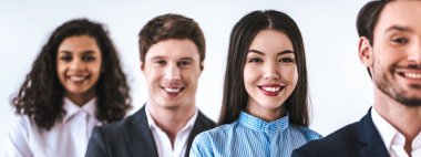 Beyaz arka planda duran dört iş adamı.