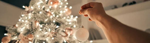 Hand Die Kerstboom Versiert — Stockfoto