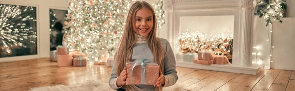 Chica Linda Con Una Caja Regalo Sentada Suelo —  Fotos de Stock