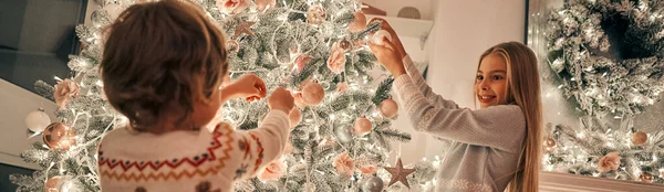 Bambina Ragazzo Decorano Albero Natale — Foto Stock