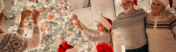 Gelukkige Familie Rode Hoed Versiert Kerstboom — Stockfoto