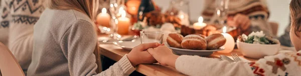 Família Rezando Mesa Natal — Fotografia de Stock