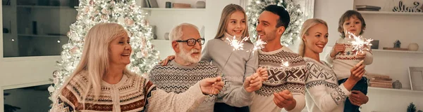 Familjen Med Tomtebloss Står Nära Julgranen — Stockfoto