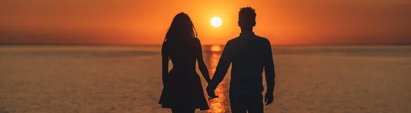 Pasangan Romantis Berdiri Pantai Laut Dengan Latar Belakang Matahari Terbenam — Stok Foto