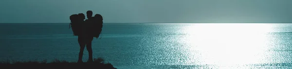 องเท ยวสองคนพร อมกระเป าเป สะพายหล นอย บนยอดเขาใกล ทะเล — ภาพถ่ายสต็อก