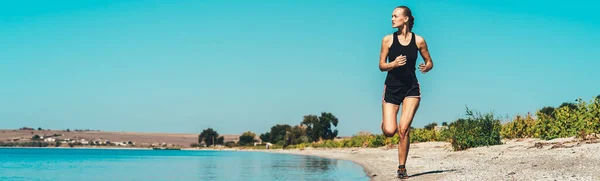 Wanita Itu Berlari Sepanjang Pantai Laut — Stok Foto
