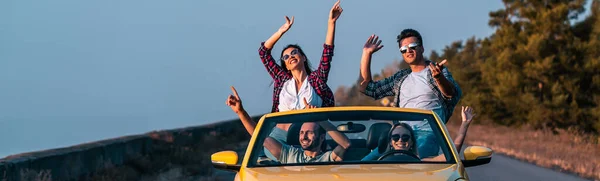 Jovens Estão Viajando Por Cabriolet Amarelo — Fotografia de Stock