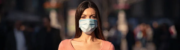 Νεαρή Γυναίκα Την Ιατρική Μάσκα Στο Πρόσωπό Της Στέκεται Στον — Φωτογραφία Αρχείου