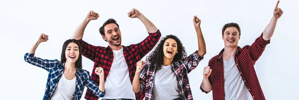 Quatro Pessoas Felizes Gesticulando Fundo Parede Branca — Fotografia de Stock