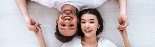 那个快乐的男人和一个女人躺在地板上 — 图库照片