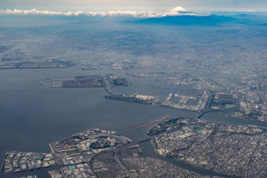 Tokyo Körfezi ve Fuji Dağı havadan görünümü