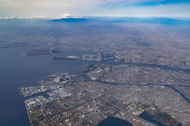 Tokyo Körfezi ve Fuji Dağı havadan görünümü