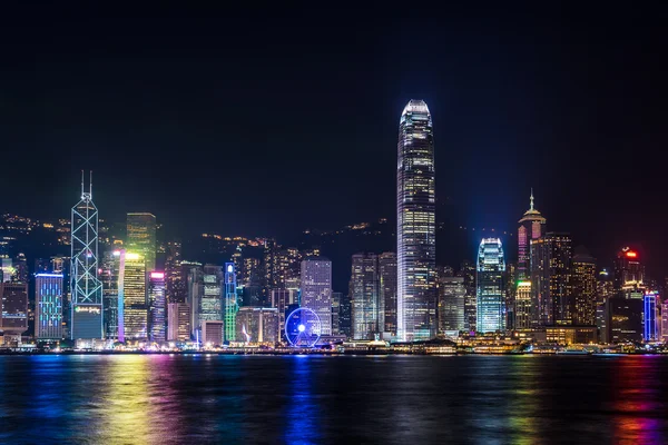 Nightview van Victoria Harbour in Hong Kong — Stockfoto