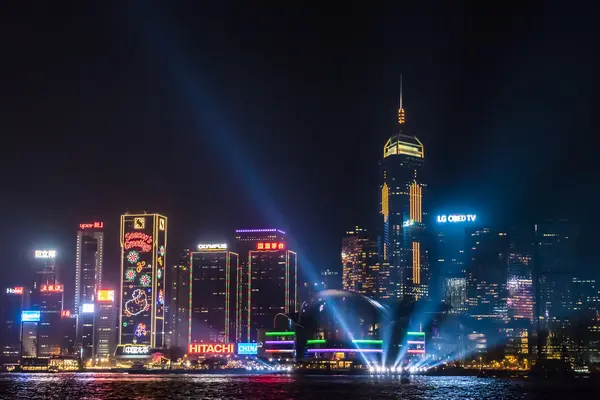 Nightview van Victoria Harbour in Hong Kong — Stockfoto