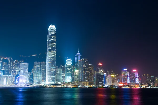 Nightview van Victoria Harbour in Hong Kong — Stockfoto