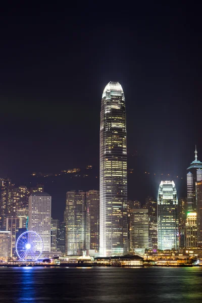 Nightview van Victoria Harbour in Hong Kong — Stockfoto