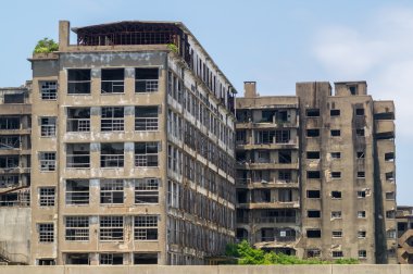 Hashima'da ilköğretim ve orta öğrenimini Gunkanjima kalıntıları