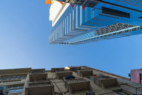 Edificio moderno y apartamento antiguo en Hong Kong —  Fotos de Stock