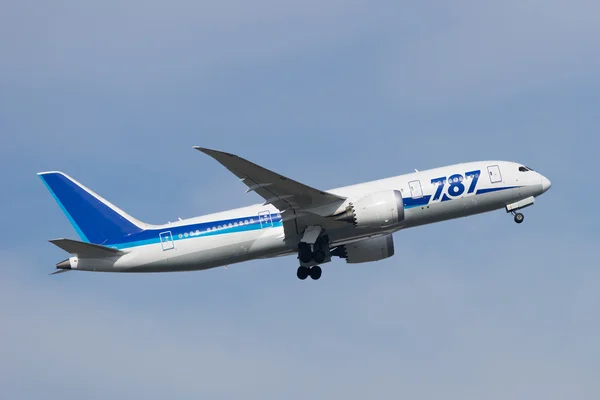 Boing 787-8 Dreamliner opstijgen — Stockfoto