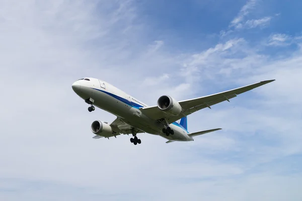 Boeing 787-8 landing — Stockfoto