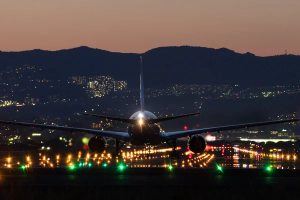 Avión aterrizando al anochecer — Foto de Stock