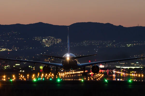 飞机降落在黄昏时 图库图片