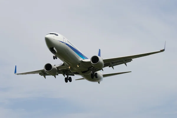 Boeing 737-800 landing — Stock Photo, Image