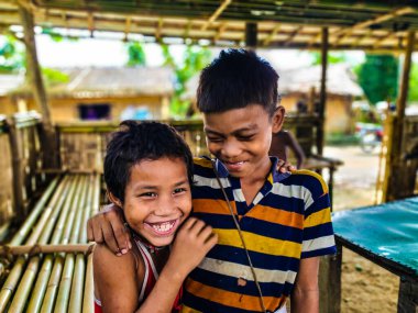 Bandarban, Bangladeş 'teki Hill Kabilesi' nden genç çocuklar mutluluklarına birlikte gülüyorlar. Genç köylüler gülümsüyor
