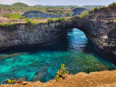 Köprü yıkıldı, Nusa Penida - Bali 'deki Nusa Penida adasındaki ünlü turizm merkezi. Endonezya, Bali 'de deniz kenarındaki güzel doğal köprü