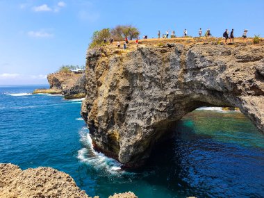 Nusa Penida Adası - Endonezya 'nın Bali kentinin ünlü tarihi yeri yakınlarındaki büyük kayalık uçurumu