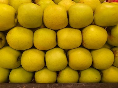 Tadı tatlı yeşil yuvarlak elma sürüsü. Olgun Asya elmasının yakın görüntüsü