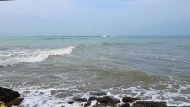 Okyanus dalgaları Bangladeş, Saint Martin Adası 'ndaki tek mercan adasının kayalarına vuruyor gelgit akıntısı sırasında..
