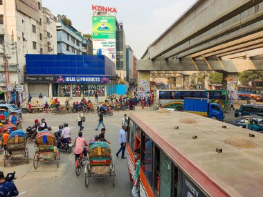 Dhaka, Bangladeş-12.23.2020: Dhaka Bangladeş 'teki en yoğun otobüs duraklarından biri olan Uttara otobüs durağı ve insanlar ve araçlarla sinyal veriyor