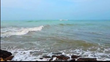 Okyanus dalgaları Bangladeş, Saint Martin Adası 'ndaki tek mercan adasının kayalarına vuruyor gelgit akıntısı sırasında..