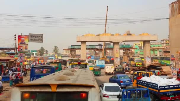 2021年1月16日孟加拉国达卡 达卡交通堵塞 原因是在孟加拉国达卡乌塔拉建造了一个立柱的立交桥 — 图库视频影像