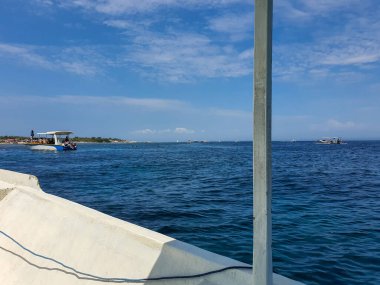 Endonezya, Bali 'nin turistik teknesinden mavi gökyüzü ve Pasifik Okyanusu' nun inanılmaz manzarası. Güneydoğu Asya 'da tekne gezisi.