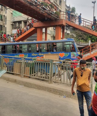 Dhaka, Bangladeş-03.30.2021: Uttara, Dhaka, Bangladeş 'te bir köprü altında büyük bir otobüs kazası. Dhaka şehrinde otobüs kazası. Tehlikeli Dhaka trafiği