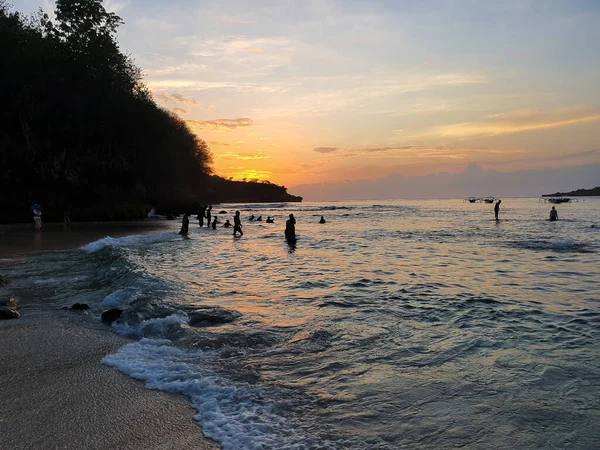 Nusa Lambongan Bali 2020 คนเพล ดเพล บชายหาดท สวยงามและพระอาท ตกบนชายหาดคร งของเกาะบาหล — ภาพถ่ายสต็อก