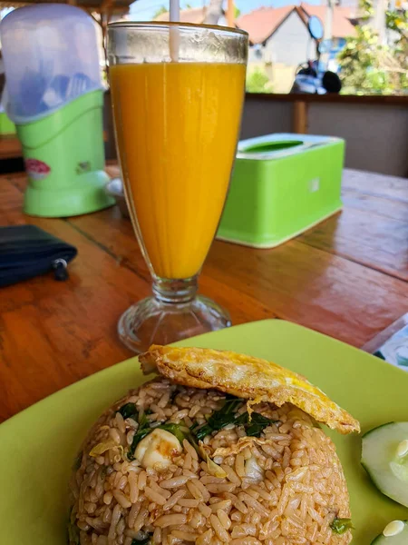 Nusa Lambongan Bali 2020 Nasi Goreng 印度尼西亚巴厘岛Nusa Lambongan岛的一个著名的巴厘炒饭 午餐时用芒果汁 — 图库照片