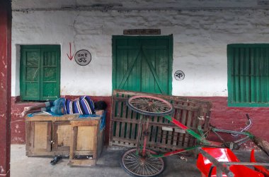 Dhaka, Bangladeş - 11.07.2021: Bangladeş 'te korona kilitlenirken boş bir tren istasyonunda işsiz ve aç bir adam yatıyor. Bangladeş 'teki Corona Kapanmasında Yoksulluk ve Kriz.