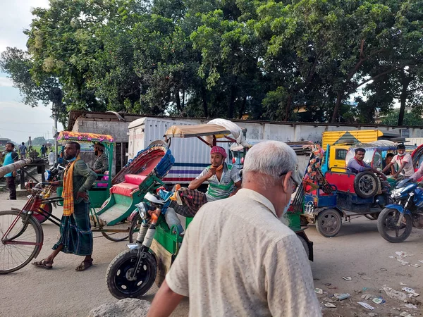 방글라데시 2021 가래를 코로나를 가두어 생계를 유지하기 길가에 나가는 사람들 — 스톡 사진