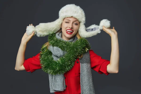 Chica Divertida Con Sombrero Invierno Decoración Navidad Sesión Fotos Estudio —  Fotos de Stock