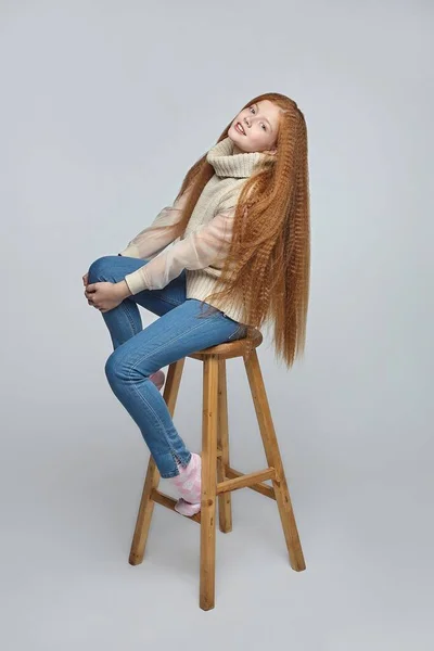 Adolescent Fille Avec Longs Cheveux Rouges Dans Studio Sur Fond — Photo