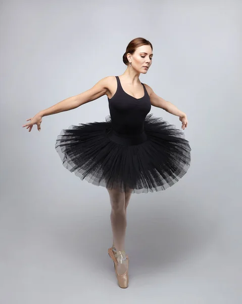 Приваблива Балерина Витончено Позує Студії Білому Тлі — стокове фото
