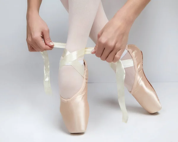 Las Manos Bailarina Cierran Atando Zapatos Puntiagudos — Foto de Stock