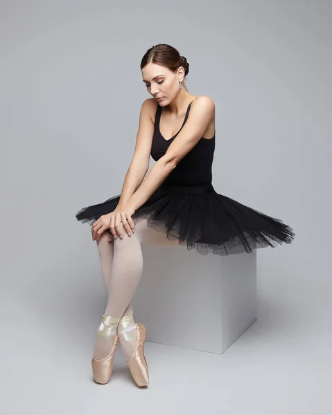 Atractiva Bailarina Posa Con Gracia Mientras Está Sentada Cubo Sesión — Foto de Stock