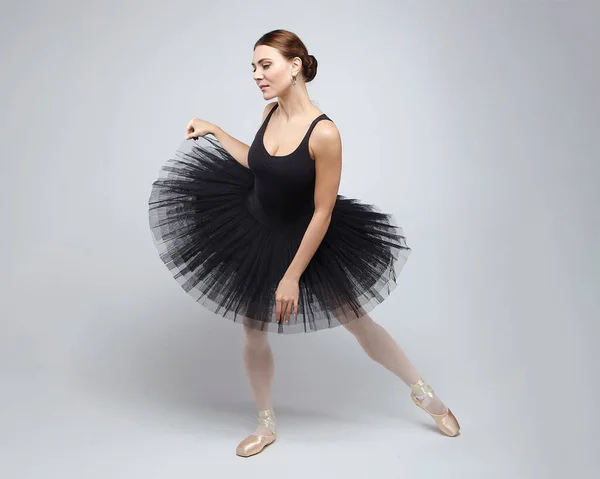 Attraktiv Ballerina Poserar Graciöst Studion Vit Bakgrund — Stockfoto