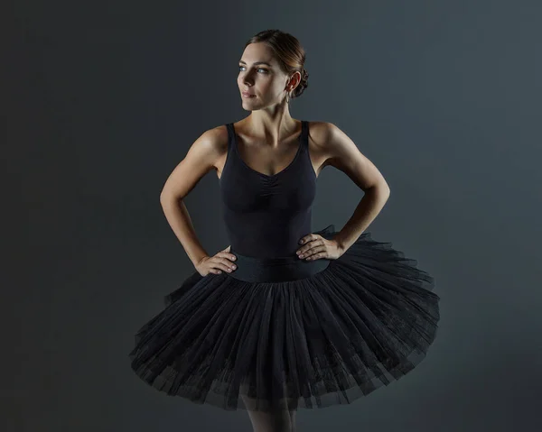 Portret Van Een Aantrekkelijke Ballerina Fotoshoot Studio Een Zwarte Achtergrond — Stockfoto