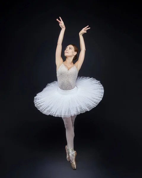 Aantrekkelijke Ballerina Poseert Sierlijk Studio Een Zwarte Achtergrond — Stockfoto